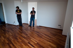 Kontrola dřevěné podlahy Kontrola pokládky a lakování